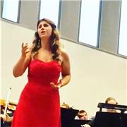 Salve, sono una cantante lirica professionista diplomata presso il Conservatorio di musica O. Respighi di Latina con il massimo dei voti